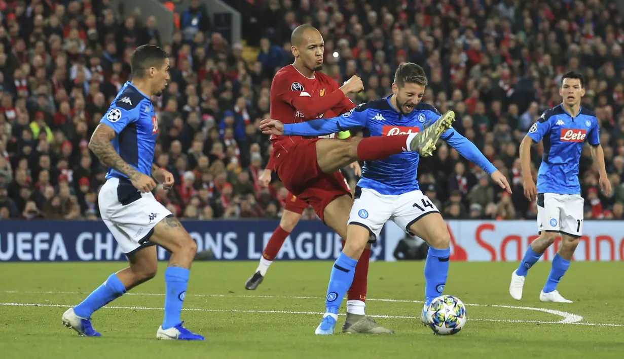 Gelandang Liverpool, Fabinho (kedua kiri) berebut bola dengan Penyerang Napoli, Dries Mertens pada pertandingan Grup E Liga Champions di stadion Anfield, Inggris (27/11/2019). Liverpool bermain imbang 1-1 atas Napoli. (AP Photo/Jon Super)