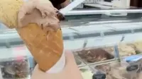 Berkunjung ke Italia kurang pas jika tidak mencicipi es krim gelato di salah satu kedai di Milan.