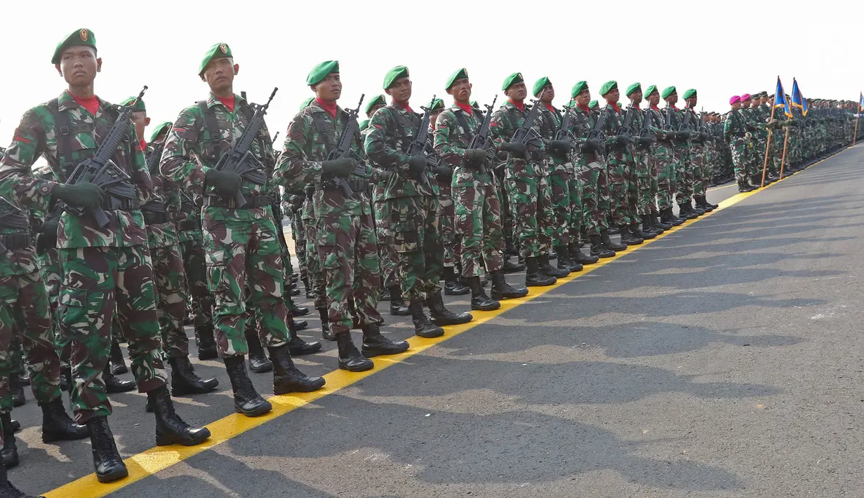 Prajurit TNI mengikuti apel kesiapan pasukan pengamanan pelantikan presiden dan wakil presiden terpilih 2019-2024 di Lanud Halim Perdanakusuma, Jakarta, Senin (30/9/2019). Sebanyak 8.526 pasukan disiagakan dalam pelantikan. (Liputan6.com/Herman Zakharia)