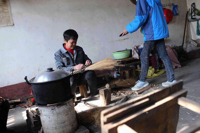 Huang sedang membuat sapu sendiri | foto: copyright chinadaily.com.cn