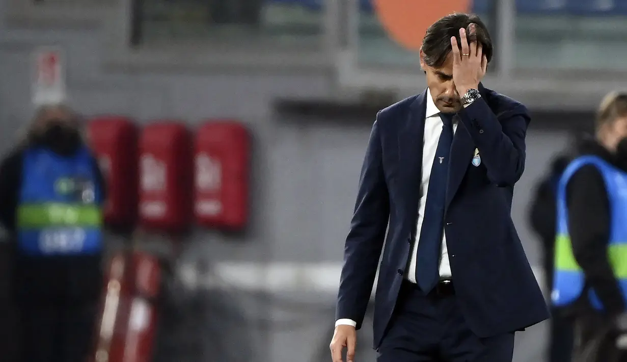 Manajer tim Lazio, Simone Inzaghi tampak kecewa saat menghadapi Bayern Munich dalam laga leg pertama babak 16 besar Liga Champions 2020/21 di Olimpico Stadium, Selasa (23/2/2021). Lazio kalah 1-4 dari Bayern Munich. (AP/Gregorio Borgia)