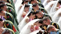 Unik, untuk memeringati hari ulang tahun militer setempat, puluhan tentara dinikahkah secara massal