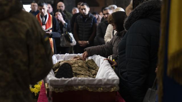 Hari ke-40 Perang, Warga Ukraina berduka menghadiri pemakaman
