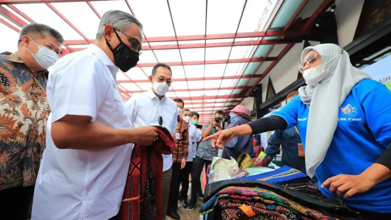 Ketua Dewan Komisioner OJK Wimboh Santoso di Festival UMKM TobaVaganza dengan tema “UMKM Bangkit, Ekonomi Tumbuh” di Kabupaten Simalungun. (Dok OJK)