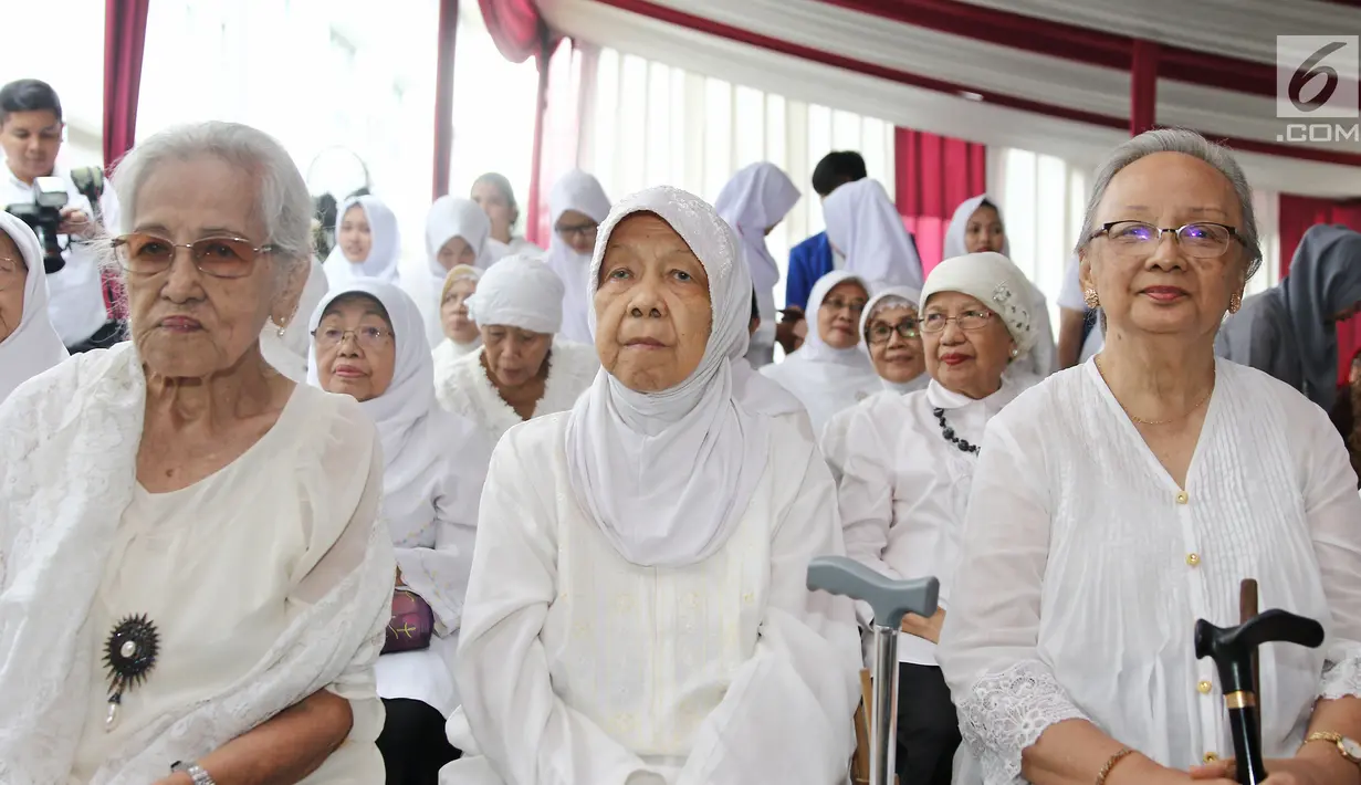 Sejumlah orang tua lanjut usia (lansia) menghadiri peresmian Rumah Susun (Rusun) Sewa Yayasan Ria Pembangunan di Cibubur, Jakarta, Selasa (24/). Ini adalah rusun khusus lansia pertama yang dibangun Kementerian PUPR. (Liputan6.com/Herman Zakharia)