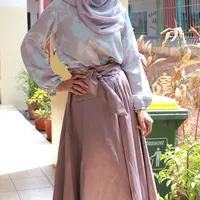 Dewi Sandra kini tampil cantik dan muslimah dengan berhijab. Ia tidak lagi memakai pakaian seksi seperti rok mini maupun celana pendek. (Galih W. Satria/Bintang.com)