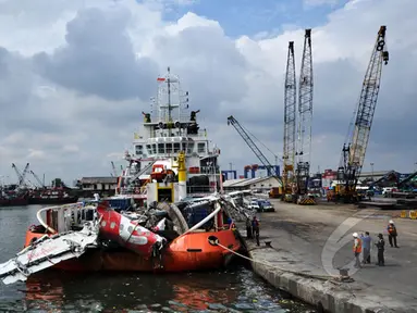 Bangkai  badan pesawat Airasia QZ8501 yang berhasil dievakuasi, Pelabuhan Tanjung Priok, Jakarta, Senin (2/3/2015). (Liputan6.com/Faizal Fanani)