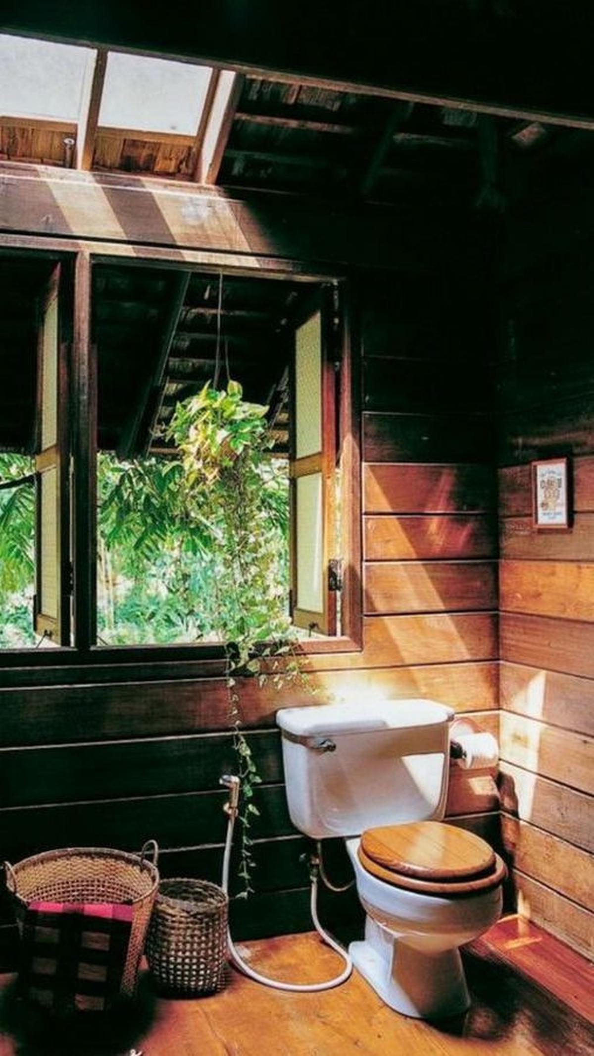 Kamar Mandi Khas Pedesaan Natural dengan Sentuhan Kayu