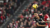 Bek Benfica asal Argentina #30, Nicolas Otamendi (kanan), dan bek Vitoria asal Portugal #22, Alberto Baio, bersaing untuk mendapatkan sundulan selama pertandingan Liga Portugal antara SL Benfica dan Vitoria Guimaraes SC di stadion Luz di Lisbon, pada 7 Desember 2024. (Patricia DE MELO MOREIRA/AFP)