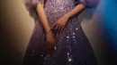 Vibes princess dari Nene semakin terpancar saat ia memakai off shoulder dress bling-bling yang dipadukan dengan tiara. [@nenevader]