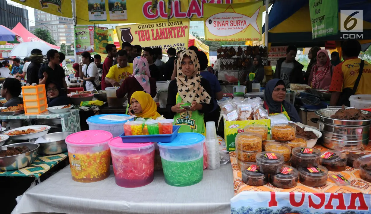 Pedagang menjajakan makanan untuk berbuka puasa di Pasar Takjil Benhil, Jakarta, Senin (29/5). Pasar Takjil Benhil yang ada setiap bulan Ramadan tersebut dipadati warga yang membeli makanan untuk berbuka puasa. (Liputan6.com/Gempur M Surya)