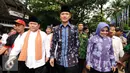 Balon gubernur DKI Jakarta, Agus Harimurti Yudhoyono (tengah) bersama Ketua Tim Pemenangan Nachrowi Ramli menuju Balai Sudirman Jakarta, Senin (24/10). Pasangan Agus-Sylvi akan mengikuti penetapan cagub DKI Jakarta. (Liputan6.com/Helmi Fithriansyah)