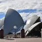 Warga berjalan dekat Gedung Opera di Sydney, Australia, Sabtu (26/6/2021). Pihak berwenang melakukan lockdown beberapa area pusat kota terbesar di Australia untuk menantisipasi penyebaran virus corona COVID-19 varian Delta yang sangat menular. (Saeed KHAN/AFP)