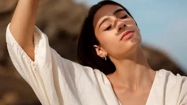 Seorang wanita sedang menikmati sinar matahari (Foto Dok: Freepik/freepik)