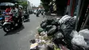 Sampah-sampah tampak bertebaran di sejumlah tepi ruas jalan. Mulai Jalan KH Wakhid Hasyim, Jalan Cendana, Jalan Sukonandi, Jalan Sastrodipuran, dan Jalan Magelang. (DEVI RAHMAN/AFP)