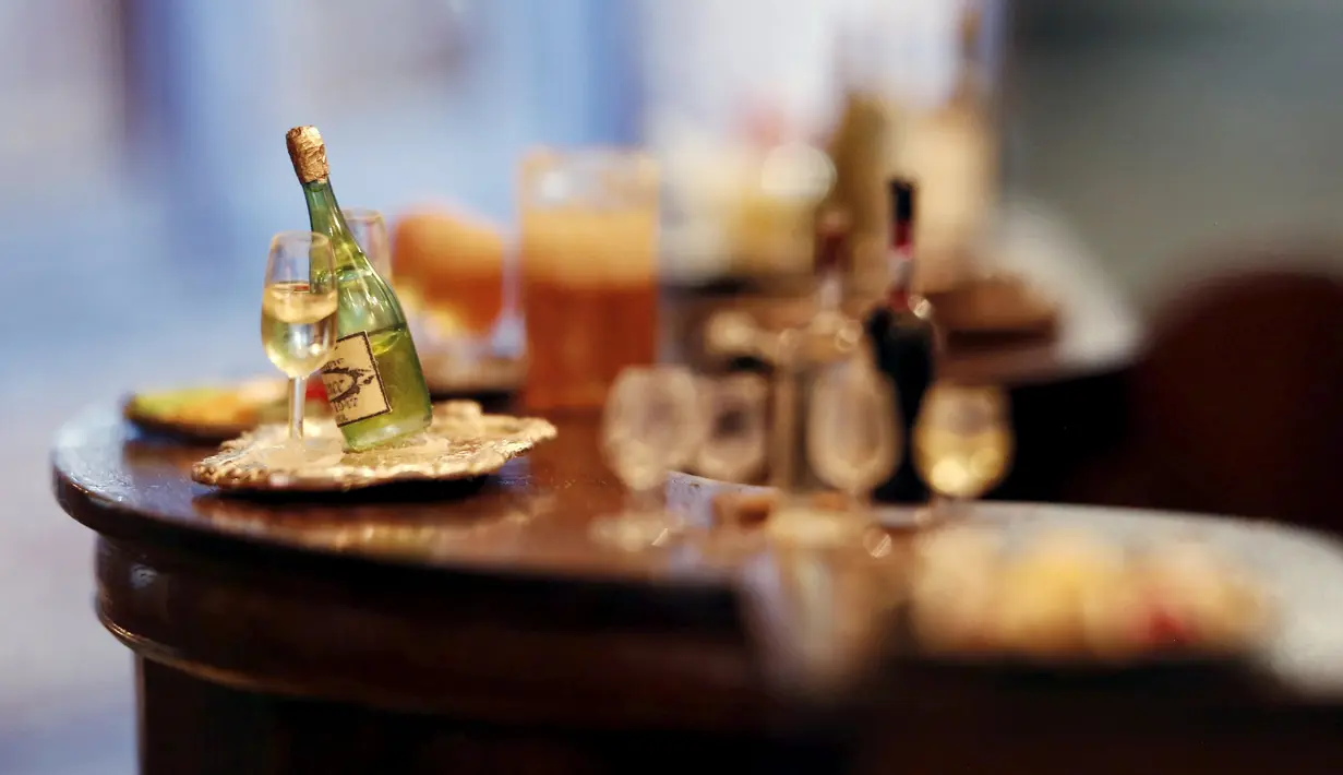 Miniatur sebotol minuman beserta meja bar dari rumah boneka yang bernama Istana Astolat saat dipamerkan di New York, Amerika Serikat, Sabtu ( 14/11/2015). Istana Astolat sendiri memliki 29 kamar. (REUTERS/Lucas Jackson)