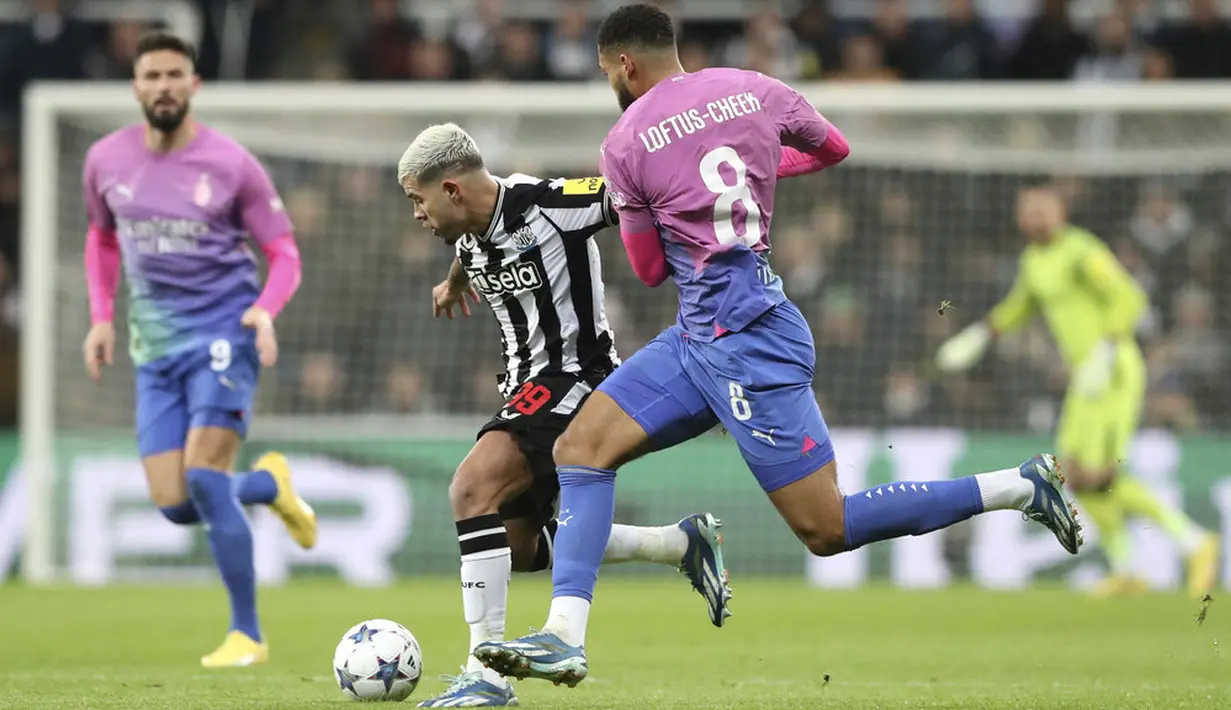 Pemain Newcastle United, Bruno Guimaraes berusaha melewati pemain AC Milan, Ruben Loftus-Cheek, dalam laga matchday 6 Liga Champions 2023/2024 di St. James' Park, Kamis (14/12/2023). Kekalahan ini membuat Newcastle menjadi juru kunci Grup F. (AP Photo/Scott Heppell)