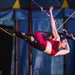 Para penampil Flynn Creek Circus memukau penonton di Avon, Colorado (14/8/2021). Sirkus akan digelar di Snowmass pada 20-22 Agustus mendatang. (Chris Dillmann/Vail Daily via AP)