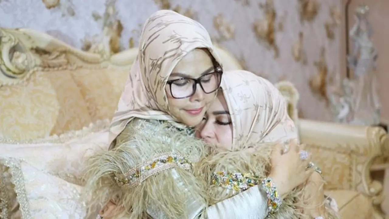 6 Potret Terbaru Ibu Syahrini Rayakan Lebaran, Tepis Kabar Jatuh Sakit
