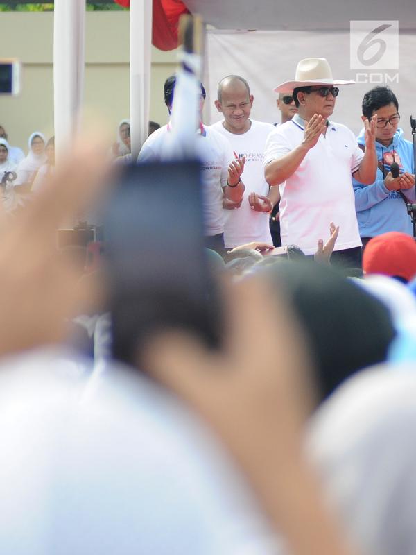 Calon Presiden nomor urut 02, Prabowo Subianto menghadiri kegiatan jalan sehat di kawasan Jakarta Pusat, Sabtu (2/2).  Acara yang digelar oleh relawan Roemah Djoeang ini mengambil rute dari Irti Monas menuju Lapangan Banteng (Liputan6.com/Herman Zakharia)