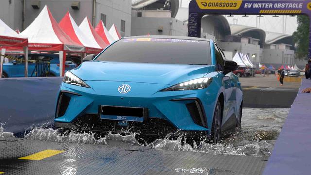 Mobil Listrik MG4 EV Bikin Penasaran Pengunjung di Arena Test Drive GIIAS 2023
