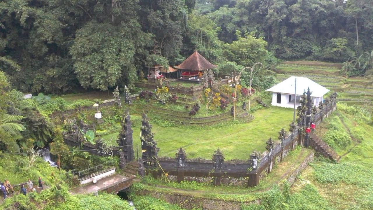 Bali dengan sejuta keindahannya masih menjadi primadona bagi wisatawan domestik maupun dunia. Bicara soal alamnya, tidak selalu tentang pantai. Surga wisata di Pulau Dewata masih banyak yang menarik untuk kunjungi.&nbsp;