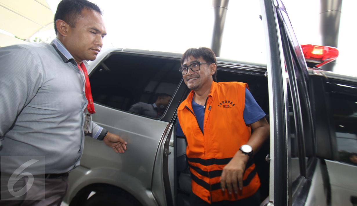 Andi Zulkarnaen Mallarangeng alias Choel Mallarangeng turun dari mobil di Gedung KPK, Jakarta, Selasa (14/2). Tersangka kasus dugaan korupsi proyek Hambalang itu menjalani pemeriksaan perdana setelah resmi menjadi tahanan KPK. (Liputan6.com/Helmi Afandi)