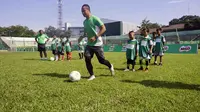 Atep Rizal menjadi pelatih anak-anak di Football Clinic(istimewa/Persib)