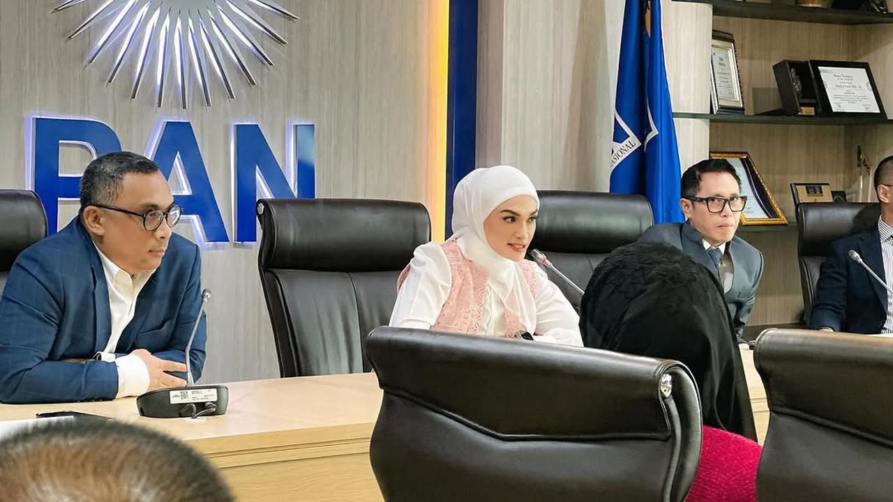 Potret Putri Zulhas saat Pimpin Rapat, Auranya Berkharisma