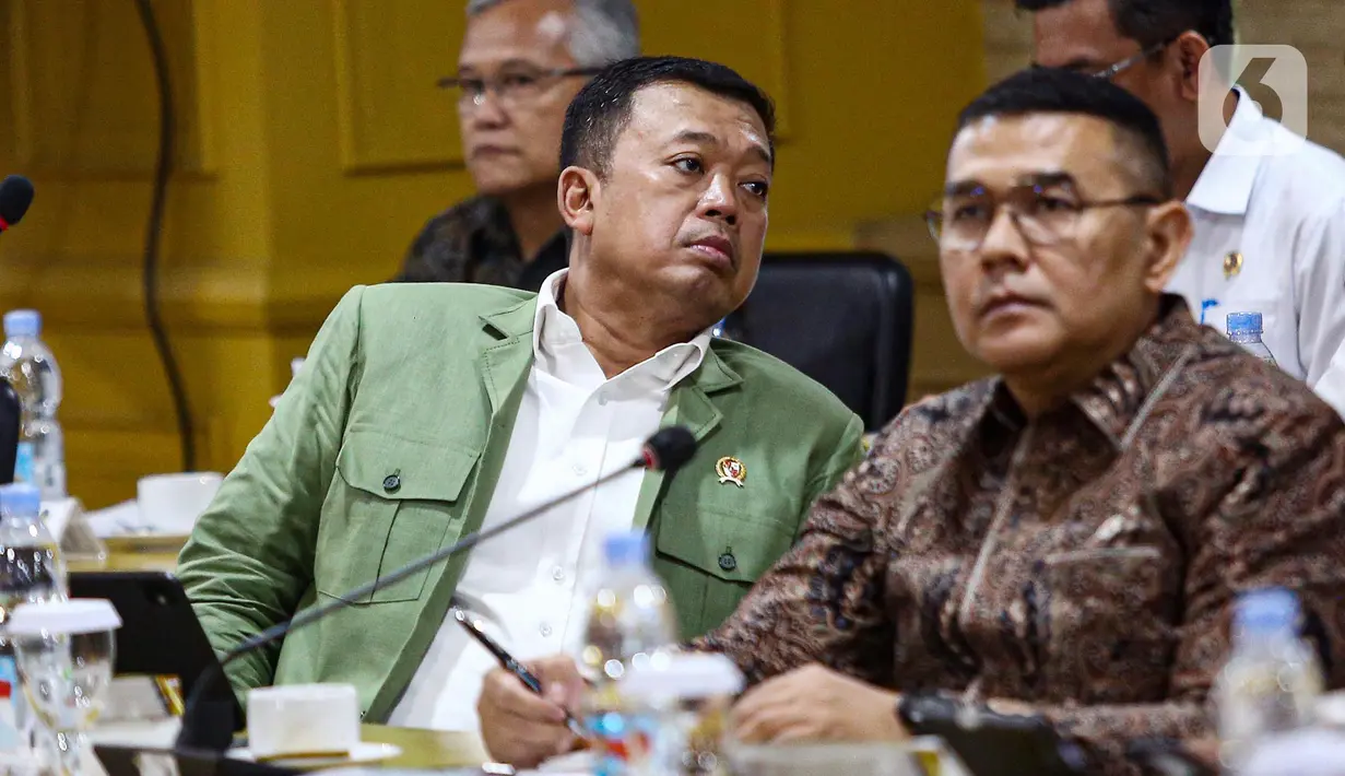 Dia menyebutkan dari 17 desa yang dilalui pagar laut Tangerang, hanya dua desa yang ada SHGB (Sertifikat Hak Guna Bangunan). Di antaranya Desa Karang Serang dan Desa Kohod. (Liputan6.com/Angga Yuniar)