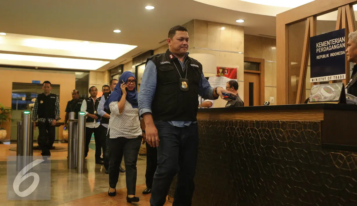 Tim Satgas Khusus kasus 'Dwelling Time' usai menggeledah Kantor Dirjen Perdagangan Luar Negeri Kemendag, Jakarta, Senin (3/8/2015). Penggeledahan terkait dugaan korupsi Dwelling Time di Pelabuhan Tanjung Priok. (Liputan6.com/Faizal Fanani)