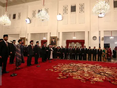 Presiden Joko Widodo saat memimpin acara pelantikan di Istana Negara, Jakarta, Rabu (27/7). Jokowi melantik menteri baru kebinet kerja. Ada 13 pos kementerian/lembaga yang dirombak, sembilan di antaranya diisi wajah baru. (Liputan6.com/Faizal Fanani)