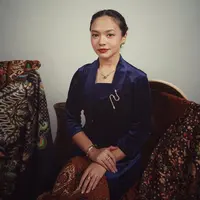 Selama setahun belakangan, Amel Karla menjalani diet turun berat dan badan dan olahraga yang membuat bobot tubuhnya susut 13 kg, ini gayanya saat berkebaya (Foto: Instagram @amelcarla)