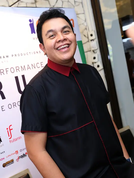 'Banyak latihan dan banyak minum air putih‬. Konser nanti akan menggunakan orkestra. Ada beberapa lagu yang diaransemen ulang' ujar Tulus. (Wimbarsana Kewas/Bintang.com)