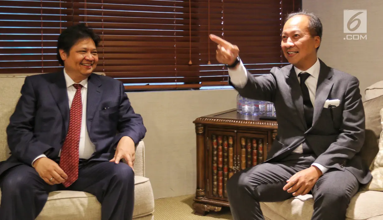Ketua Umum Partai Golkar Airlangga Hartarto berbincang dengan Menteri Sosial Agus Gumiwang saat konferensi pers, usai dilantik oleh Presiden Jokowi di Istana Negara di DPP Partai Golkar, Jakarta, Jumat (24/8). (Liputan6.com/JohanTallo)