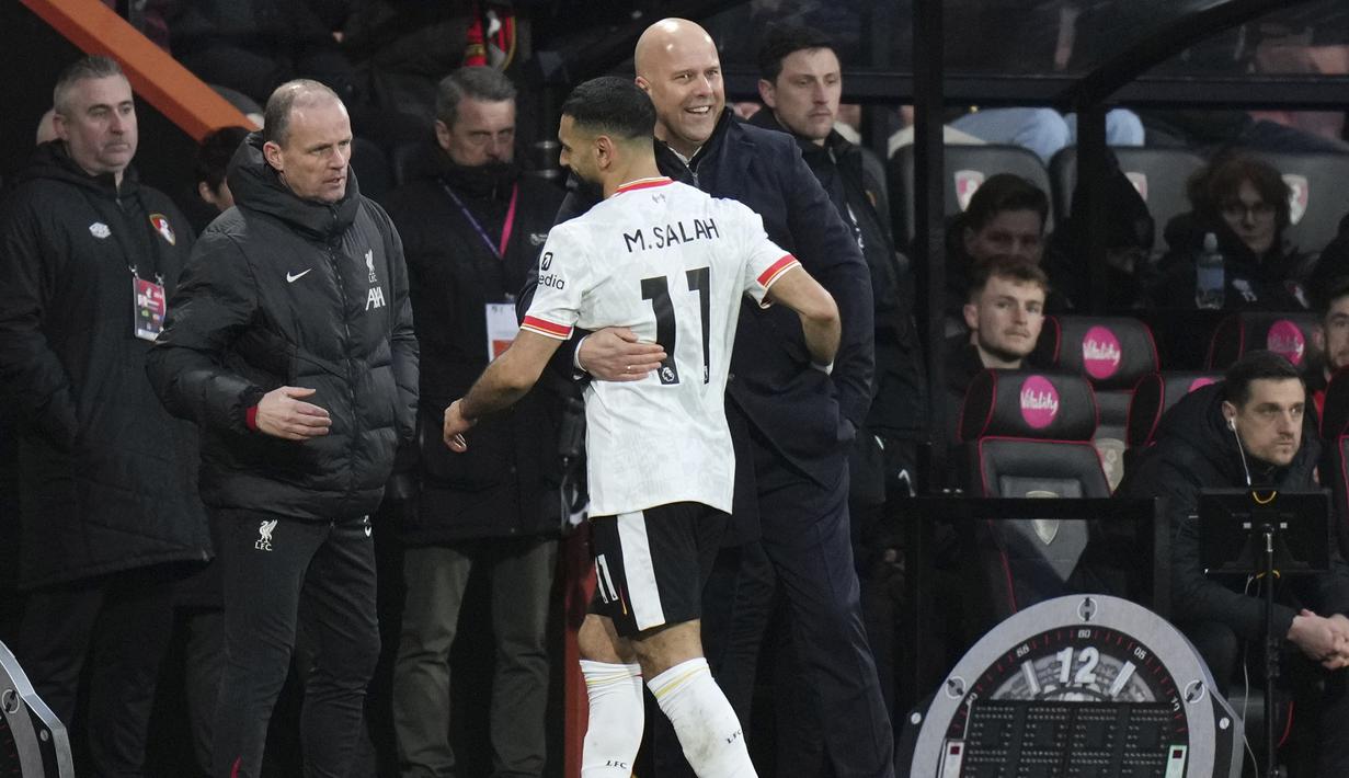 Pemain Liverpool, Mohamed Salah berpelukan dengan pelatih Arne Slott saat diganti dalam laga lanjutan Liga Inggris 2024/2025 melawan Bournemouth di Vitality Stadium, Bournemouth, Inggris, Sabtu (02/02/2025). (AP Photo/Alastair Grant)