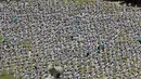 Peserta memperagakan seni bela diri taekwondo di depan Gedung Majelis Nasional Korea Selatan, Seoul, 21 April 2018. Peserta adalah para atlet taekwondo profesional, prajurit angkatan darat, laut, udara dan kepolisian serta kalangan sipil. (AP/Lee Jin-man)