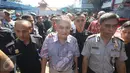 Polisi mengawal tim dokter usai memberi keterangan dihadapan orangtua yang anaknya menjadi korban vaksin palsu di halaman parkir RS Harapan Bunda, Jakarta, Jumat (15/7). RS menegaskan tidak akan lari dari tanggung jawab. (Liputan6.com/Immanuel Antonius)
