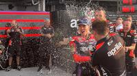 Ekspresi pebalap Aprilia Racing Team, Maverick Vinales ketika naik podium di MotoGP Mandalika 2023. (Bola.com/Benediktus Garendo Pradigdo)