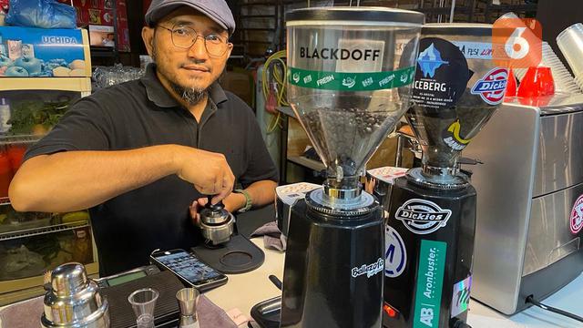 Owner Warkop Mendai, Okri Ananda