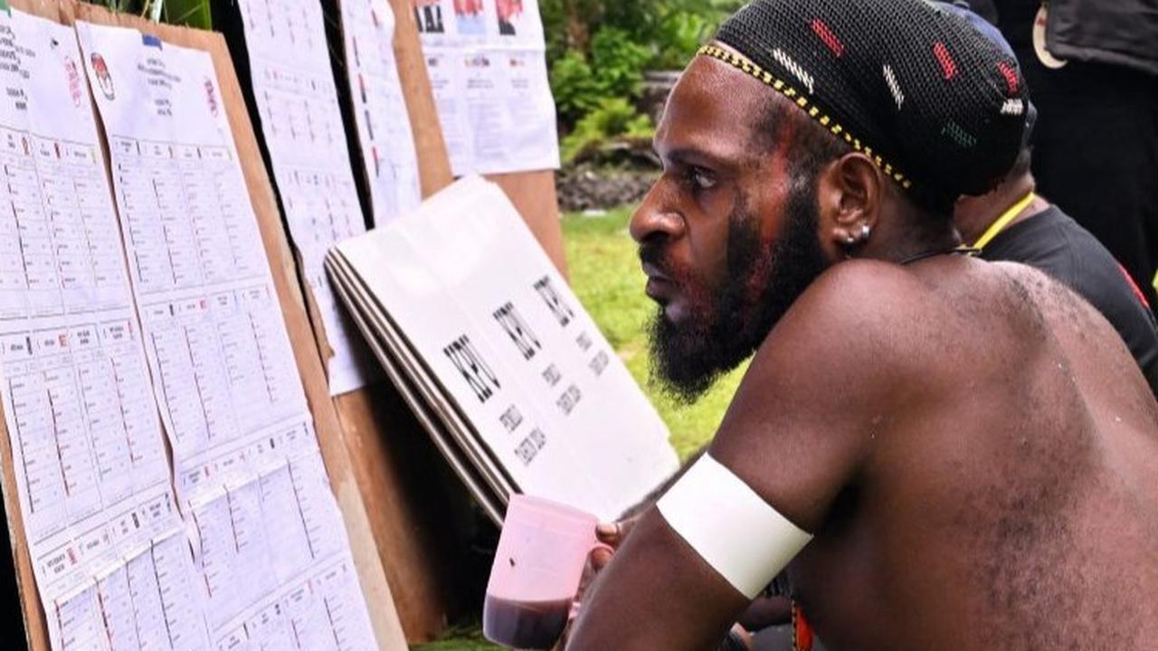 FOTO: Suasana Pemilu Bernuansa Alam di Papua, TPS dari Daun Kelapa Bikin Adem Para Calon Pemilih