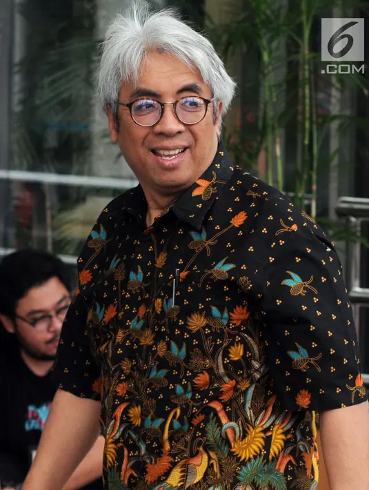 Akademisi dan pegiat antikorupsi Imam Prasodjo tiba untuk melakukan pertemuan dengan Pimpinan KPK, Jakarta, Rabu (16/5). Pertemuan tertutup tersebut membahas setrategi pencegahan korupsi di indonesia. (Merdeka.com/Dwi Narwoko)