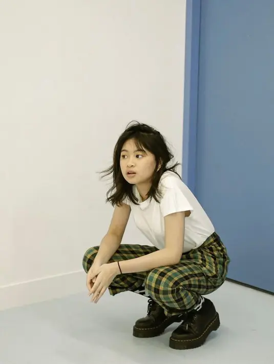 Gaya casual chic Zara memadukan t-shirt dan plaid pants dengan sepatu boots. Stylish!  (Instagram/zara_leola_official).