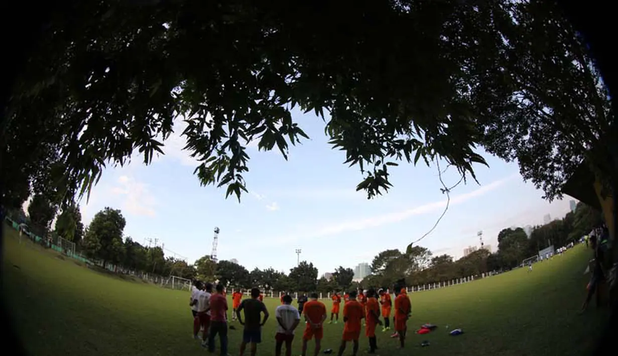 Evaluasi latihan sebelum laihan di tutup. (bola.com/Arief Bagus)
