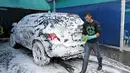Seorang imigran asal Kuba mencuci mobil pelanggan di tempat pencucian mobil, Quito, Ekuador , (1/12). Pemerintah Ekuador mengumumkan bahwa warga Kuba yang berada di Ekuador wajib mempunyai Visa. (REUTERS/Guillermo Granja)
