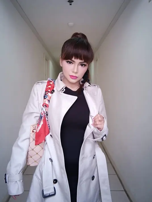 Bahkan, beberapa waktu lalu sempat membuat janji akan melepas bajunya saat Prancis menjadi juara. Namun, niatan tersebut diurungkan lantaran takut dimarahi oleh emak-emak candyboys. (instagram/dinar_candy)