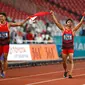 Lalu Muhammad Zohri (dua kanan) bersama Fadlin, Eko Rimbawan, dan Bayu Kertanegara melakukan selebrasi usai meraih perak dalam final lari 4x100 meter cabang olahraga atletik Asian Games 2018 di Jakarta, Kamis (30/8). (AP Photo/Bernat Armangue)