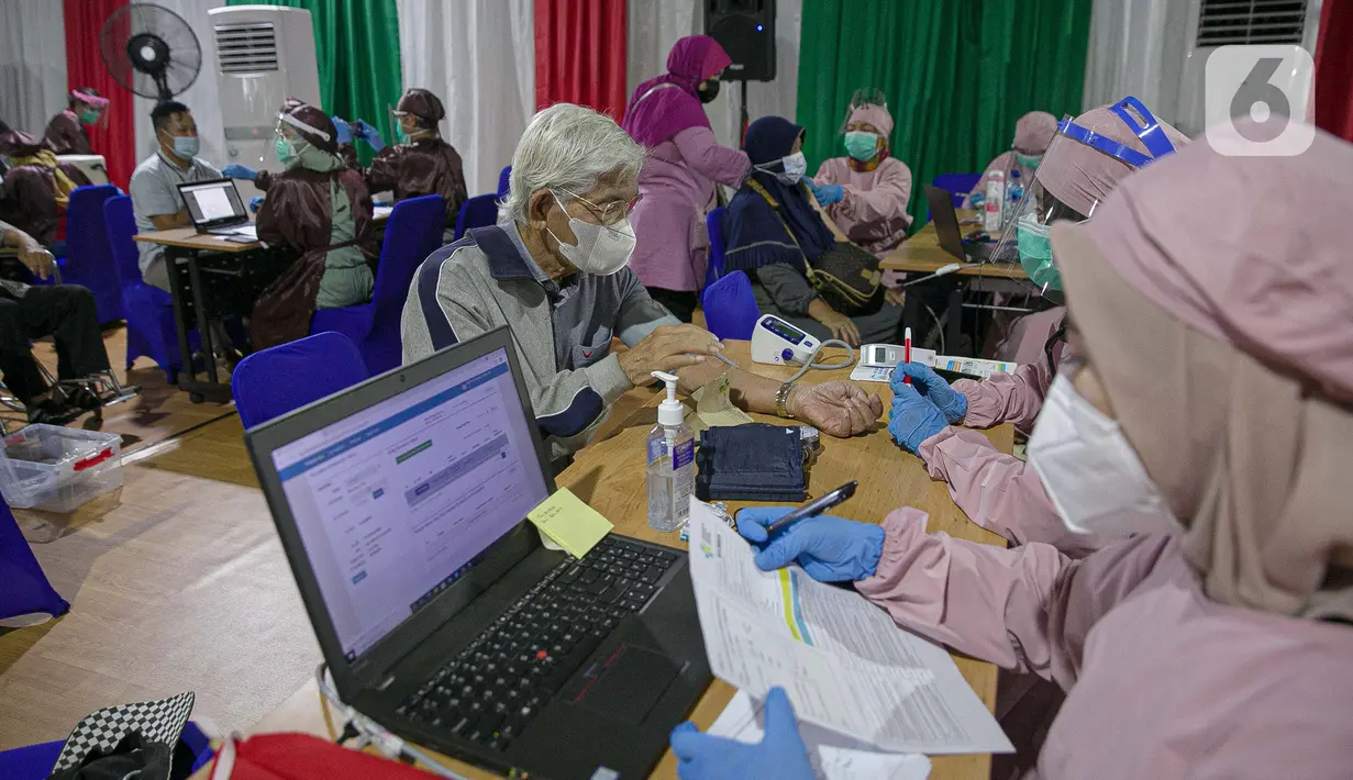 Petugas melakukan skrining warga lanjut usia (lansia) sebelum diberikan vaksin COVID-19 di Balai Besar Pelatihan Kesehatan (BBPK) Jakarta Kampus Hang Jebat, Jakarta Selatan, Selasa (23/3/2021). Program vaksinasi itu berlaku bagi lansia pemegang KTP dalam dan luar DKI. (Liputan6.com/Faizal Fanani)