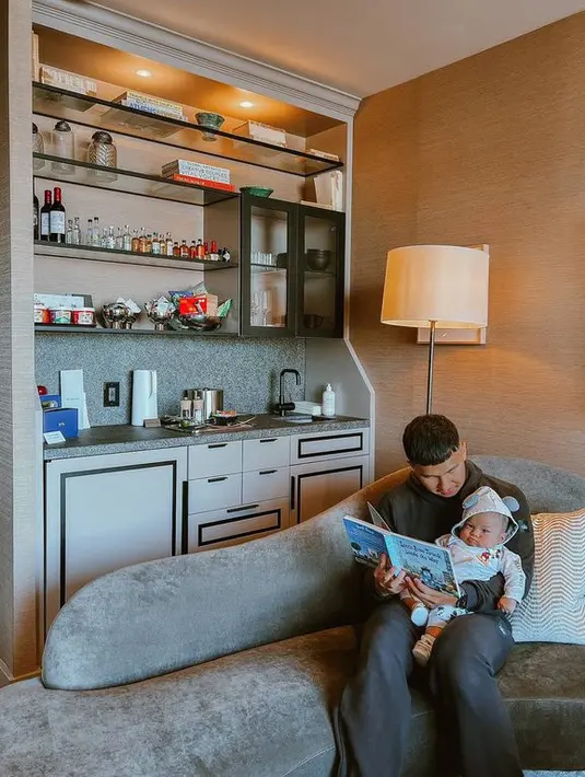 Bahkan, ketika berada di rumah Indra juga tak jarang momong baby Izz saat sedang beraktivitas. (instagram.com/nikitawillyofficial94)