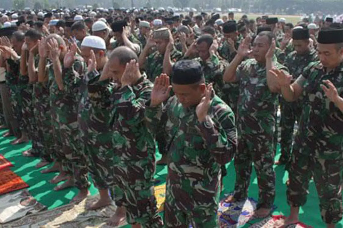 Bikin Haru! Ratusan TNI Salat Gaib untuk Korban Helikopter Jatuh 